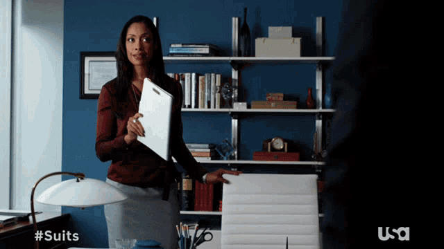 HR-специалист разрабатывает политику против непотизма в компании